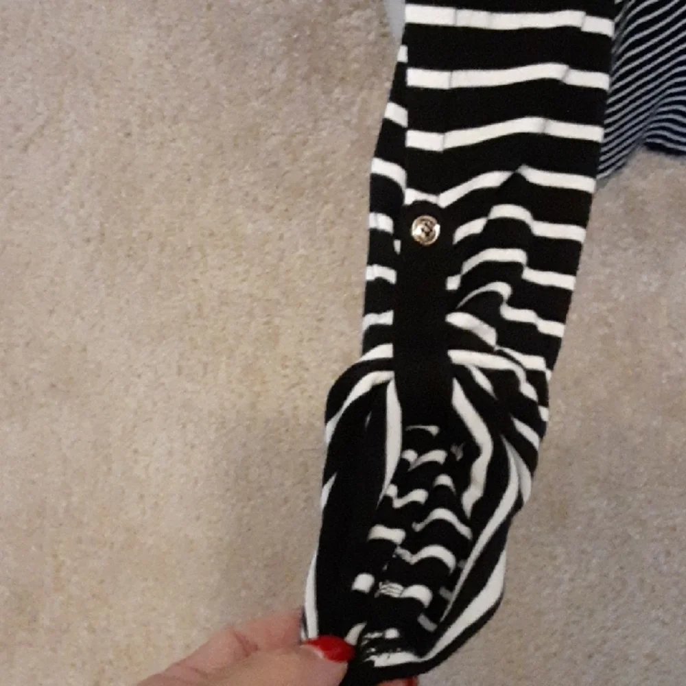Cable And Guage Black and White Striped Women's Top - Picture 3 of 6